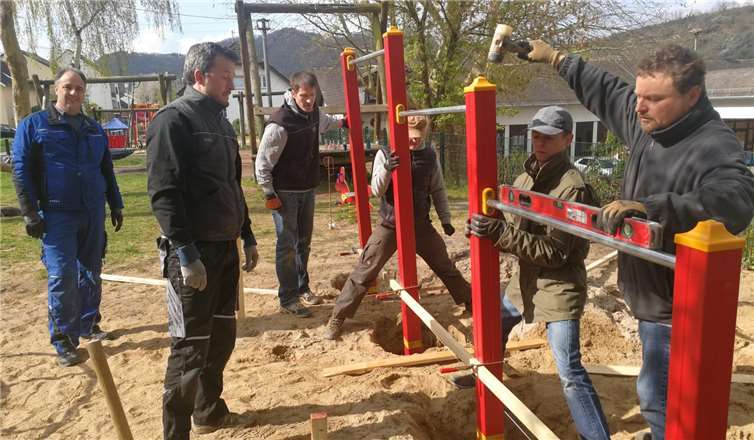 Väter beim Aufbau des neuen Dreierrecks.Fotos: privat