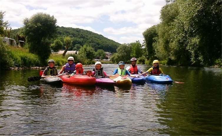 Väter und Kinder brechen auf zur Kanu-Tour auf der Lahn. privat
