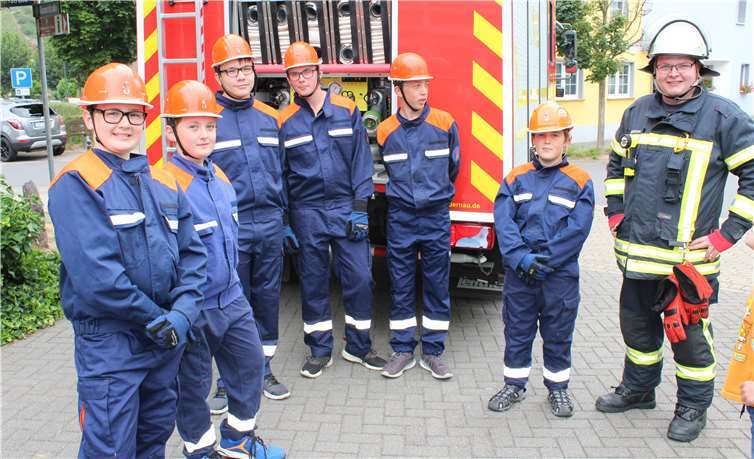 Valentin Dismon (r.) mit den sechs der neun Nachwuchswehrleuten.
