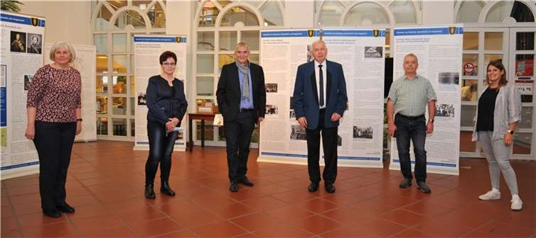 Valentina Dederer, Vorsitzende der Landesgruppe Rheinland-Pfalz der LmDR (links), Bürgermeister Claus Peitz (3. von links), Jakob Fischer, Projektleiter der LmDR (3. von rechts) und Anna Bröhl vom Andernacher Kulturamt (rechts) eröffneten die Ausstellung „Deutsche aus Russland. Geschichte und Gegenwart“, die noch bis zum 7. November im Historischen Rathaus zu sehen ist.Foto: Stadtverwaltung Andernach