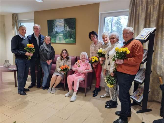 Valentinsgrüße in der „Kleinen Perle“ (v.l.n.r.) Norbert Heidgen (CDU), Oskar Degen (CDU), Manuela Datan (Betreuungsleitung), MdB Mechthild Heil, eine Bewohnerin, MdL Petra Schneider, Christa Neunkirchen (Senioren-Union), Ingeborg Bernards (Senioren-Union), Harald Trinkaus (Senioren-Union).  Foto: Michael Schweikert