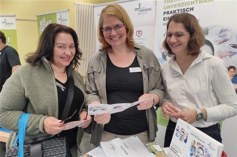 Valentyna Polishchuk (links) war auf Jobsuche und holte Informationen auch am Stand des Marienhaus-Klinikums ein. 