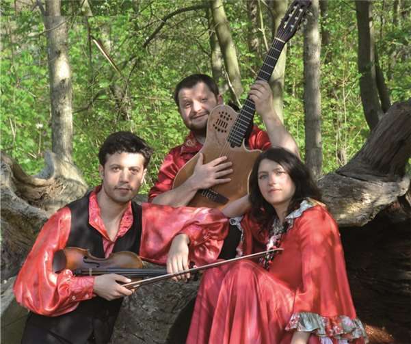 Valeriya Shishkova, Sascha Skripka und Viktor Krysjuk bringen die Zigeunermusik Russlands näher. privat