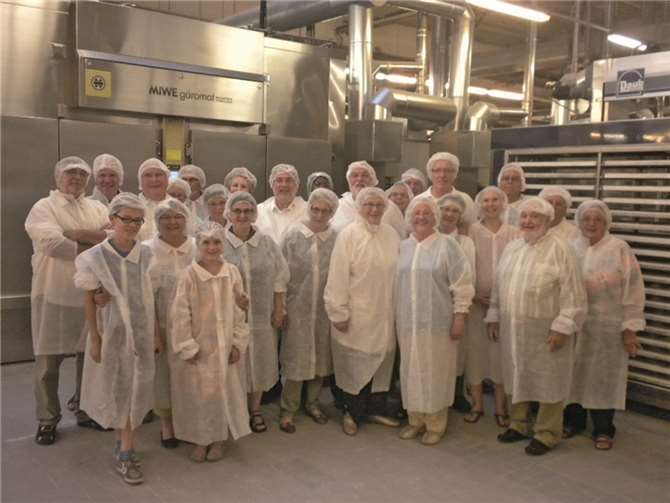 Vallendar. Erst wenn der Arbeitstag bei Lohner´s zu Ende geht, öffnen sich die Türen für Besucher. So machten sich SPD Mitglieder abends auf den Weg nach Polch zu einer Besichtigung des Firmengeländes und der Produktionsstätten der Firma Lohner. Firmenchef Achim Lohner und Betriebsleiter Haupt stellten den Betrieb vor. Ortsvereinsvorsitzender Dieter Klöckner, MdL, bedankte sich im Namen der Gruppe für die Backstubenführung, die erst nach 23 Uhr zu Ende ging.PressemitteilungBüro Dieter Klöckner MdL, SPD Vallendarprivat