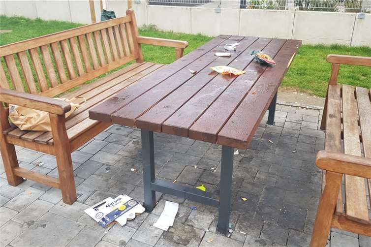 Mülheim-Kärlich: Schmutz und Zerstörung ärgern Einwohner Vandalismus und Verschmutzung am Schlossplatz. Fotos: privat