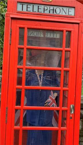 Vandalismusschäden weißt auch die Telefonzelle auf.