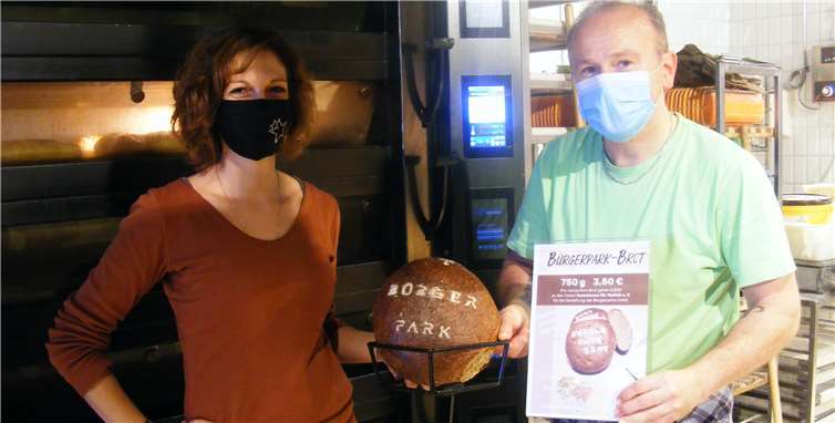 Vanessa Buslei und Stefan Schweinsberg präsentieren das Bürgerpark-Brot. Foto: privat