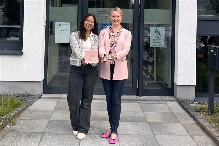 Vanessa Chikaka (Gründerin Start-up Velomi Baby) mit Kristina Kutting (IHK-Regionalgeschäftsführerin Neuwied)