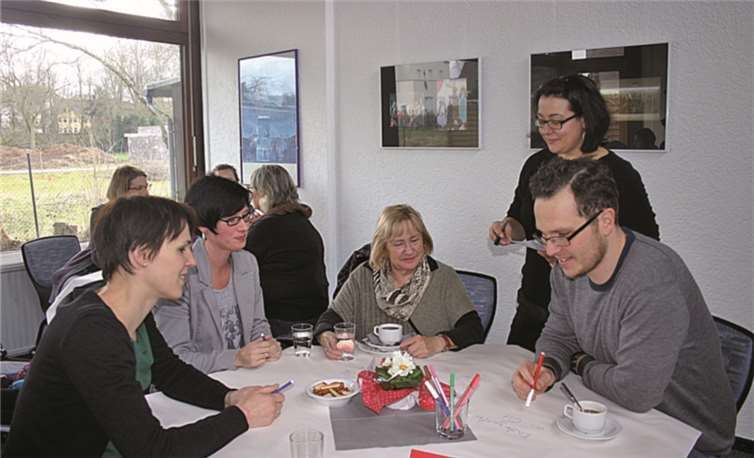 Vanessa Ehlen (Bildmitte) moderierte die Gründungsveranstaltung der AG Familienstadt im Brügerforum. RÜ