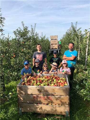 Vanessa Gellermann (Vorstandsmitglied vom Meckikids e.V.), hat auch in diesem Jahr wieder die Meckenheimer Plantage von Herrn Dahlhausen mit den Meckikids besucht.Foto: privat