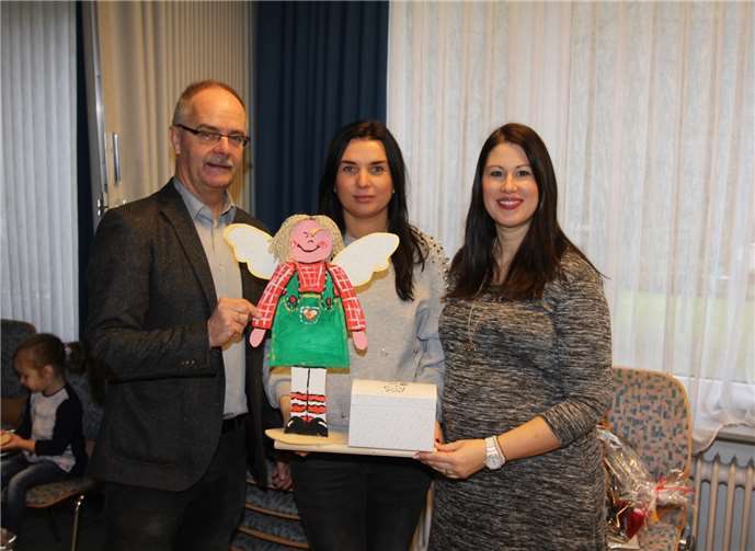 Vanessa Hirsch (rechts) und Volha Walter danken gemeinsam mit Ortsbürgermeister Lutz Zaun noch einmal für die tolle Gesamtsumme, die in ihren Spendenengel eingeworfen wurde.