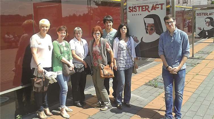 Vanessa Laux und einige Mitglieder der Tanzgruppe vor dem Metropol Theater in Oberhausen. privat