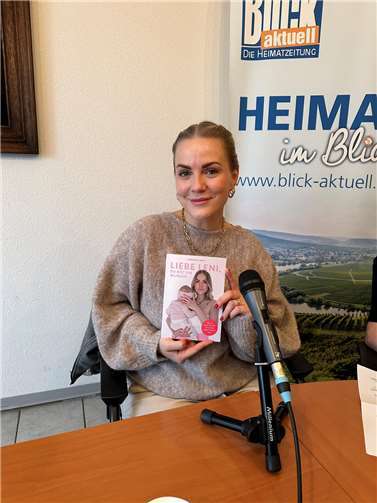 Vanessa Lock mit ihrem Buch „Liebe Leni, du bist ein Wunder“.