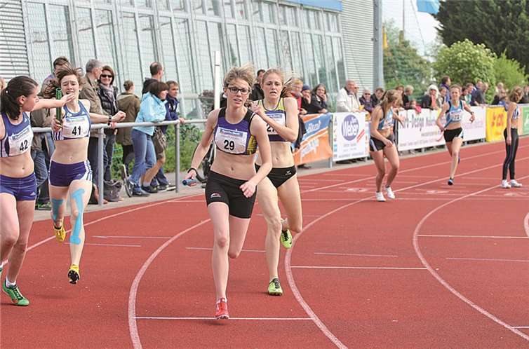 Vanessa Strohe übergibt nach 400m an Tamina Zinn (29).