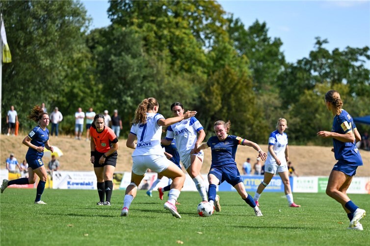 Vanessa Zilligen (im dunkelblauen Trikot am Ball) und Zweitliga-Debütantin Mia Trombin (hinten) verteidigten mit großem Einsatz und viel Geschlossenheit. Trotz fast 80 Minuten in Unterzahl hielt die SG 99 Andernach die Partie gegen den SV Meppen bis in die Schlussphase offen.