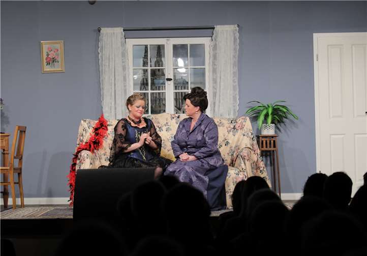 Varietétänzerin Babette freute sich ihre Mutter zu sehen, weil diese wegen ihres sittenstrengen Mannes nur heimlich zu Besuch kommen kann.