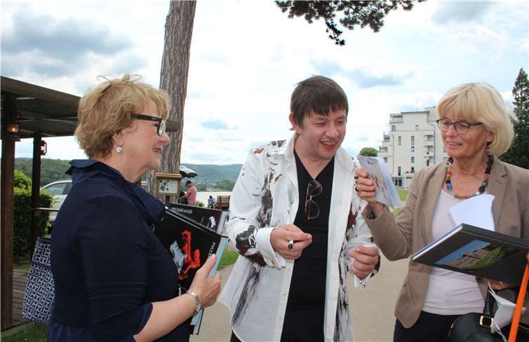 Vasily Klyukin mit Brigitte Kiblisky (l.) und einer Besucherin Foto: HG