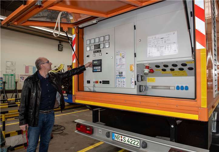 Vasko Seifert kontrolliert die Tankanzeige bei einem mobilen Notstromaggregat. Dort „lagern“ ebenfalls 1000 Liter Diesel. Privat