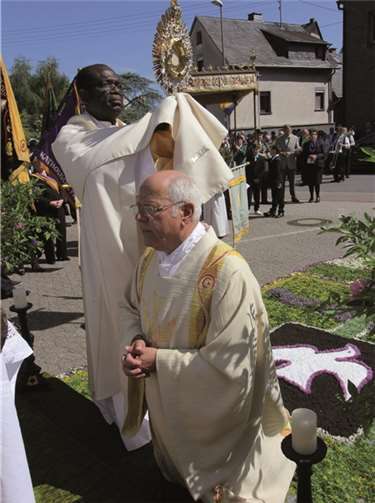 Vater Joseph Adose Poku und Diakon Winfried Stadtfeld.
