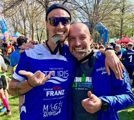 Vater Pit Stubbe mit Sohn Max gemeinsam im Ziel . Foto: privat