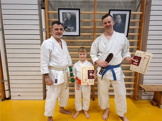 Vater und Sohn konnten nach einerintensiven Prüfung t ihren Testerfolgreich abschließen und ihre Graduierungsurkunden entgegennehmen.