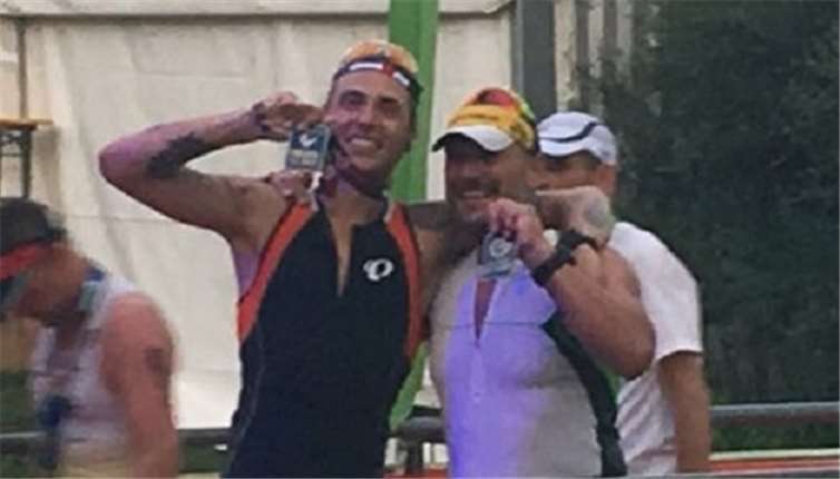 Vater und Sohn mit der ersehntenund hart erkämpften Finishermedaille.