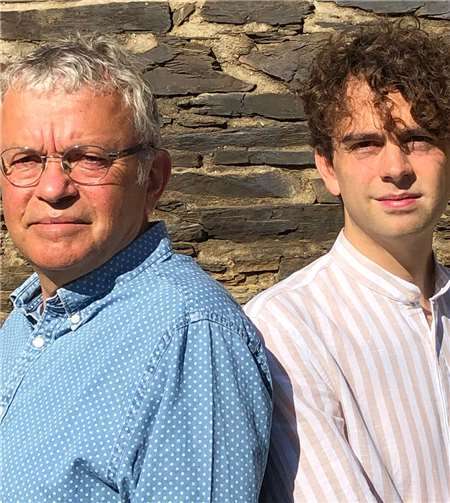 Vater und Sohn musizieren und witzeln zusammen auf der Bühne. Foto: privat