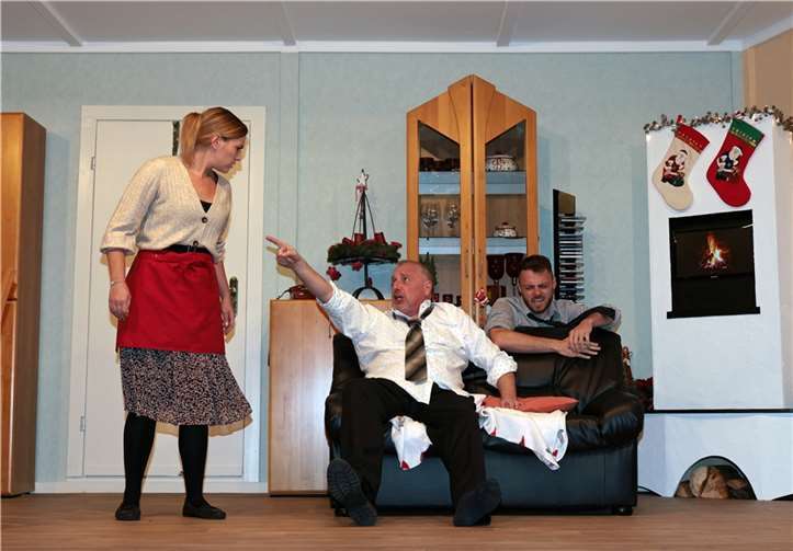 Vater und Sohn sind ungehalten, darf man denn nicht mal seinen Rausch ausschlafen?  Foto: Werner Dreschers