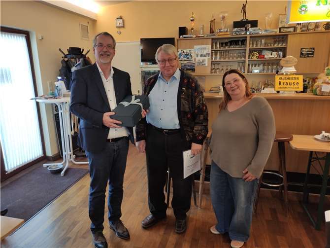 VdK-Ortsverbandsvorsitzender Sven Lefkowitz, Jubilar Dieter Sassin und stellv.Vorsitzende Martina Beate Jakoby.  Foto: privat