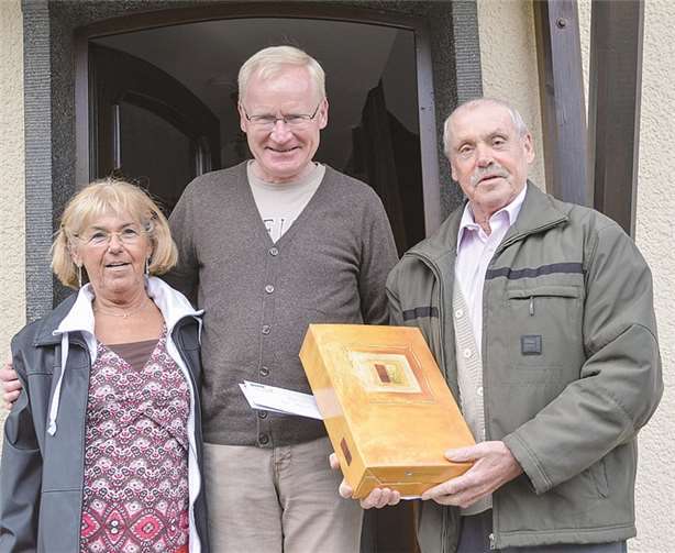 VdK-Vorsitzender Arno Nechterschen (re.) und Vorstandsmitglied Gerda Biesiner überraschen das 400. Mitglied im VdK-Ortsverband Remagen-Kripp, Ulrich Affeld, mit einem Weinpräsent. AB
