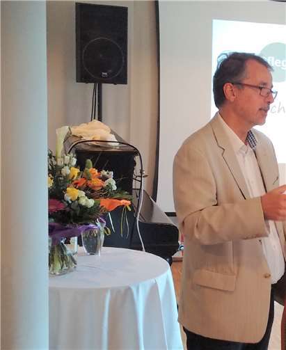 VdK-Vorsitzender Sven Lefkowitz (links) bedankte sich mit einem Weinpräsent für den interessanten Vortrag bei Jens Arbeiter (rechts) vom Pflegestützpunkt Neuwied.  privat