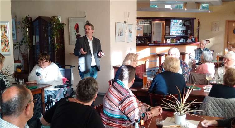 VdK-Vorsitzender Sven Lefkowitz (stehend) bei der Begrüßung der Gäste. privat