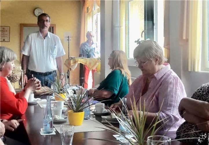 VdK-Vorsitzender Sven Lefkowitz (stehend) sagt die Bingozahlen an.privat