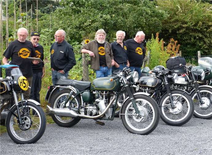 Velocette Eigner zeigen stolz ihre Maschinen.