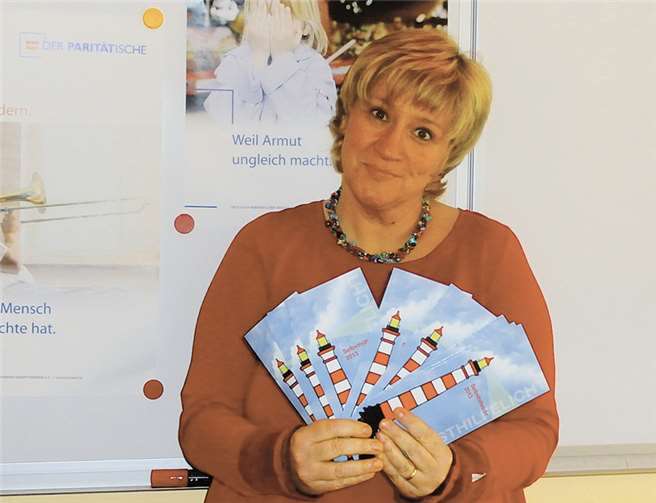 Vera Apel-Jösch, Juryvorsitzende, mit den Flyern „Selbsthilfelicht“. Privat