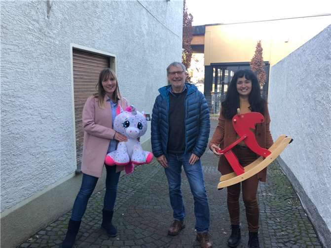Vera Burkard, Elternausschuss Kita „Strünzer Pänz“, Gerd Brosowski, stellv. Vorsitzender der Linzer Tafel und Freia Krolop, Elternausschuss Kita „Strünzer Pänz“. Foto: privat