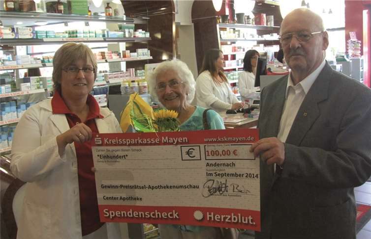 Vera Butz (links) übergab den Gutschein an den glücklichen Gewinner. WAMFO.DE