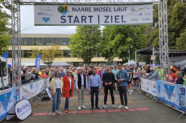 Vera Esch (Geschäftsführerin GesundLand Vulkaneifel), Bärbel Kreuter (Nürburg Quelle), Thomas Scheppe (Bürgermeister der Verbandsgemeinde Daun), Thomas Klassmann (Regionalmarktdirektor VR Bank RheinAhrEifel eG), Fabian Kirsch (inMEDIA) und Markus Appelmann (inMEDIA) im Start/Ziel Bereich des Maare-Mosel-Laufs.
