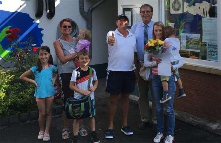 Vera Hübner aus Kruft konnte mit ihren Kindern Miguel, Manuel, Zoé und einer Nachbarstochter durch Verbandsvorsteher Klaus Bell und Schwimmmeister Frank von Schmidt in Empfang genommen werden. privat
