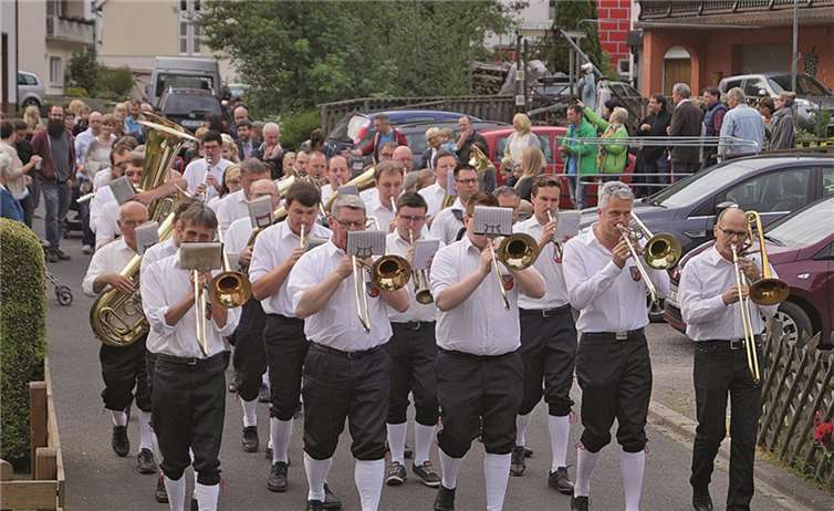 Vera I. (M.) regiert derzeit mit ihren Weinprinzessinnen Désirée (l.) und Anika am längsten Südhang der Mosel.