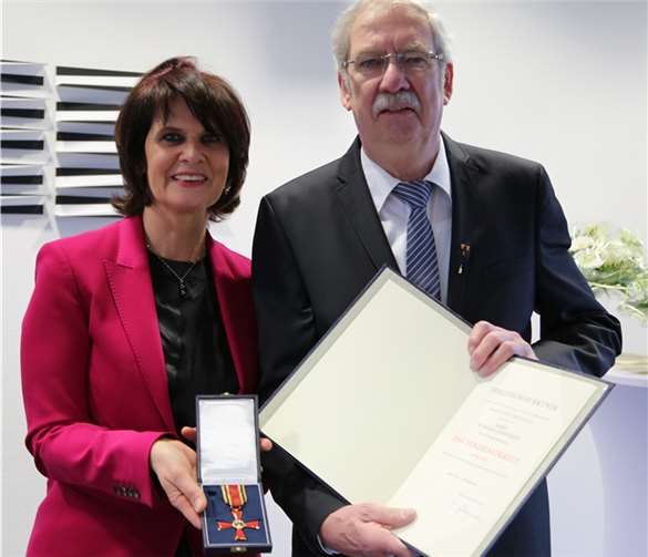 Vera Reiß (l.), Ministerin für Bildung, Wissenschaft, Weiterbildung und Kultur, zeichnete Dr. Wilbert Herschbach (rf.)ür seine Verdienste um Heimat - und Brauchtumspflege mit dem Bundesverdienstkreuz am Bande aus MBWWK