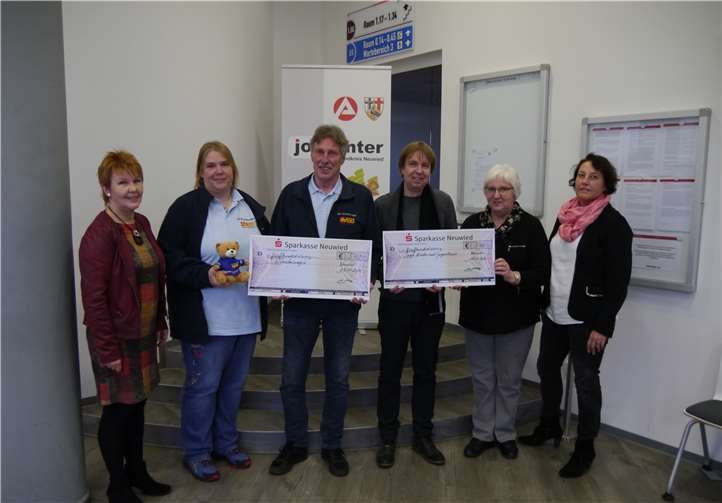 Vera Stangier (vl) (JC), Manuela Stebe, Hartmut Pitton (beide ASB Wünschwagen), Dirk Greese (Ambulantes Kinder- und Jugendhospiz), Hilde Janzing-Schanz und, Heike Peifer (beide JC) bei der Scheckübergabe des Jobcenters.Foto: privat