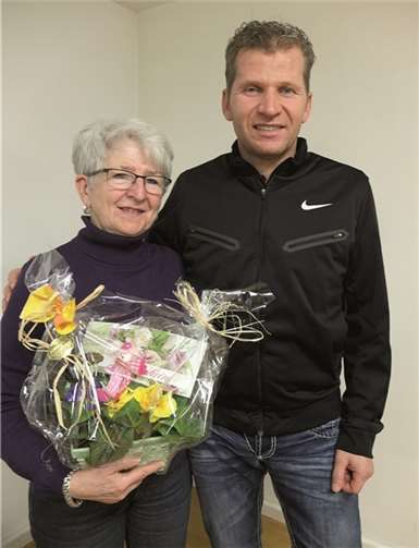 Vera Strauch wurde von Sascha Hecken mit einem Blumenstrauß für ihre Arbeit bedacht. privat
