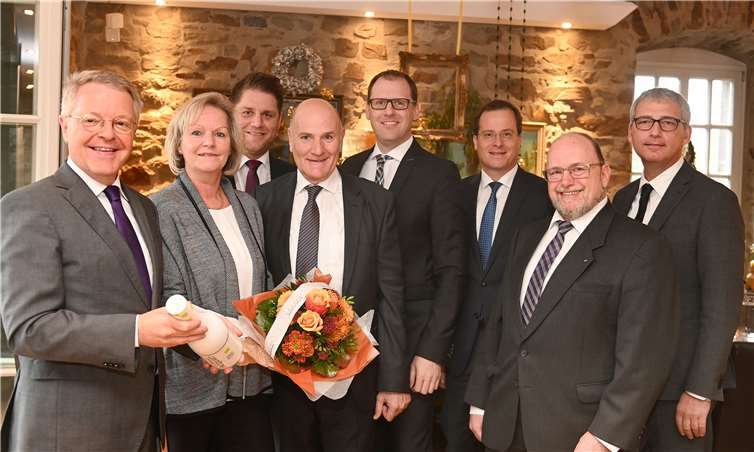 Verabschieden Helmut Reuter, Leiter der Filiale Burgbrohl der Volksbank RheinAhrEifel (4.v.li.), nach rund 44 Jahren Dienstzeit: (v.li.) Vorstandsvorsitzender Elmar Schmitz, Ehefrau und Kollegin Karin Reuter, Teamleiter Benjamin Kopp, Thomas Theisen, Direktor Regionalmarkt AhrBrohltal, Vorstandsmitglied Markus Müller, Betriebsratsvorsitzender Stefan Linden sowie Vorstandsmitglied Markus Müller.VoBa RheinAhrEifel