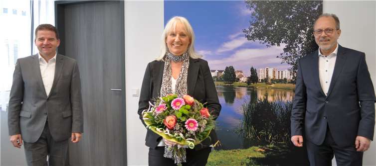 Verabschieden Monika Schiffer (Mitte): Bürgermeister Holger Jung (links) und der Technische Beigeordnete Heinz-Peter Witt (rechts).Foto: Stadt Meckenheim