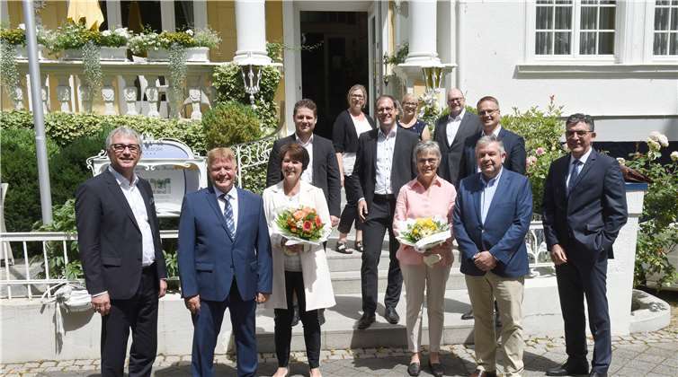Verabschieden gemeinsam die Kollegen Lothar Schnitzler (2.v.l.) und Werner Dormayer (2.v.r.) in den wohlverdienten Ruhestand: Sascha Monschauer, Vorstandsvorsitzender der Volksbank RheinAhrEifel, Gabi Schnitzler, Ehefrau von Lothar Schnitzler, Benjamin Kopp, Leiter der Filiale Bad Neuenahr, Privatkundenberaterin Petra Lüttgen, Thomas Theisen, Direktor Regionalmarkt AhrBrohltal, Privatkundenberaterin Daniela Esser, Edith Dormayer, Ehefrau von Werner Dormayer, Betriebsratsvorsitzender Stefan Linden, Christian Süß, Leiter Private Banking, und Vorstandsmitglied Walter Müller (v.l.n.r.). Foto: Martin Gausmann