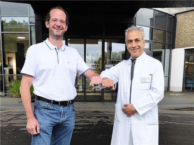 Verabschieden sich nach zweieinhalbjähriger Kooperation: Kambiz Fadaei (re.), Chefarzt der Abteilung für Gefäßchirurgie im Krankenhaus Maria Hilf, und Dr. Ulrich Bauer, Chefarzt des Gefäßzentrums Dr. Bauer.  Foto: Hannah Scosceria