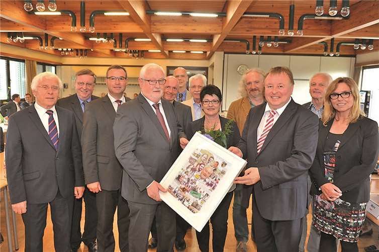 Verabschiedet sich von Kreisverwaltung und Kreistag: Klaus Kniel mit Ehefrau Elwira Kniel und Dr. Jürgen Pföhler (vorne von links). Siglinde Hornbach-Beckers (rechts) ist seine Nachfolgerin.Kreisverwaltung Ahrweiler