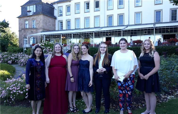 Verabschiedet wurden im einzelnen (von links nach rechts): Ainura Adylbekova (Bell) als Hotelfachfrau, Eva Fröhlich (Ochtendung) als Konditorin, Vanessa Aigner (Bendorf) als Restaurantfachfrau, Kim Geil (Plaidt) als Köchin, Daria Nagel (Mendig) als Restaurantfachfrau, Yulia Spektor (Wehr) als Fachkraft im Gastgewerbe und Kim Zilles (Burgbrohl) als Hotelfachfrau.Foto: Seehotel