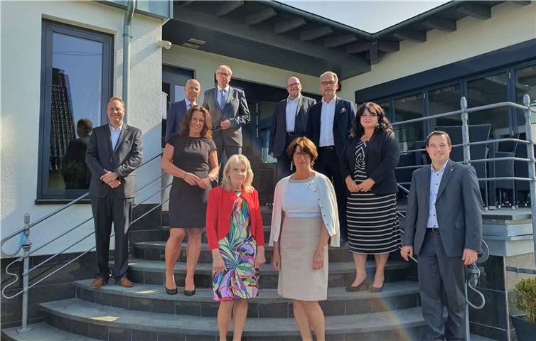 Verabschiedeten gemeinsam die Kolleginnen Lydia Volk (vorne, links) und Hildegard Körtgen (vorne, rechts) in den wohlverdienten Ruhestand: Teamleiter Marco Wirges, Serviceberaterin Tanja Jäger, Filialleiter Alex Frings, Firmenkundenberater Hermann-Josef Ernst, Betriebsratsvorsitzender Stefan Linden, Vorstandsvorsitzender Sascha Monschauer, Serviceberaterin Andrea Knechtges sowie Thomas Klassmann, Direktor Regionalmarkt Eifel (v.l.n.r.). Foto: Volksbank RheinAhrEifel eG.